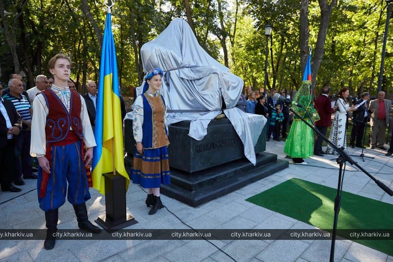 The First Monument to Poet Nizami Ganjavi in Ukraine Unveiled in Kharkiv